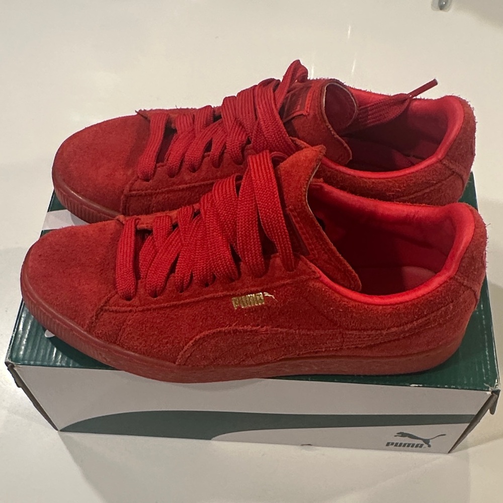Puma Men’s 7 Vibrant Red Classic Sneakers ( = to women’s 9)
